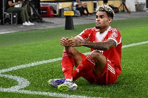 叕踢飞大单刀！迪亚斯被批“萨内2世”，埃贝尔：他积极拼抢防守