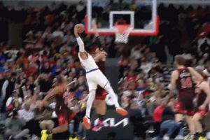 好在无碍！唐斯溜底线试图隔扣武切维奇 扣飞失衡平拍在地