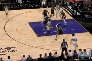 节奏大师！哈珀变速突破 倚住防守上篮打中还要加罚