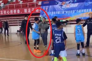 恶劣！场边摄影师冲进场内推倒比赛小球员 引发多方家长冲突斗殴