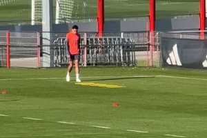 朝着复出迈进！穆西亚拉今日继续在拜仁基地单独训练