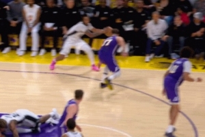 都是硬茬儿！斯玛特与索汉相撞一起倒地 裁判吹了斯玛特犯规