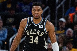 有些被限制！字母哥半场12中5拿到13分5板3助2断 出现3失误