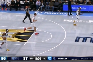 闲庭信步！莫兰特反击顶着防守人左手拉杆上篮！灰熊领先到31分！