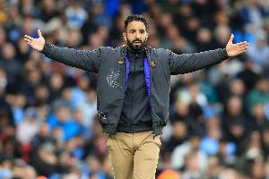 以身作则！太阳报：踢森林前阿莫林家人去度假，他留在风雨卡灵顿