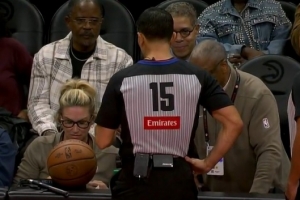 早干啥去了！老鹰主场跳球前技术台出问题 双方球员重新回替补席