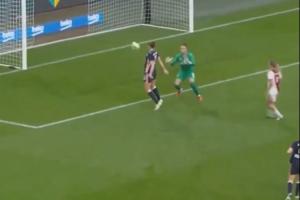 年度离谱乌龙？PSV女足后卫离谱胸部停球停进自家大门 送读秒绝杀