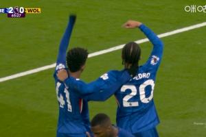 爱来自巴西！佩德罗进球后指向埃斯特旺，示意球迷为他呐喊祝贺