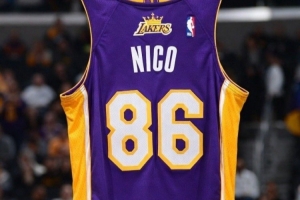 湖媒晒哈里森球衣并调侃：我要求湖人立即退役他的球衣