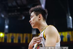 媒体人：广东阵容深厚但前三节并不轻松 赵继伟拉伤并不乐观