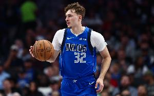 打得不错！弗拉格半场6投4中&罚球6中4 得到12分5板1助2断1帽