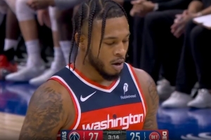 今天牛批！白魔反击潇洒单臂脆扣再进 首节5分钟砍下10分！