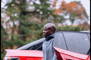 那个男人！法国队官推晒坎特抵达训练基地照：他回到了克莱枫丹！