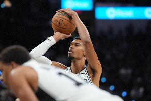 文班亚马单场至少35分10板5助5帽&投进5+三分 NBA历史首人