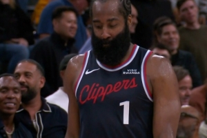 有点着急了？落后3分！哈登还剩15秒投反击追身超远三分偏出