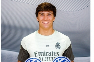 恭喜！贡萨洛-加西亚领取上赛季西协甲最佳射手、最佳球员奖杯