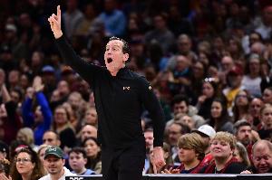 看得生气！阿特金森暴怒冲进场连吃两T遭驱逐