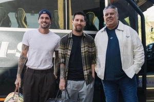 阿足协主席塔皮亚社媒晒迎接梅西、德保罗照片：穿搭满分