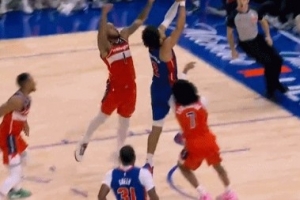 好在无碍！CC突破被白魔犯规&平拍在地摔得不轻 奇才挑战但失败