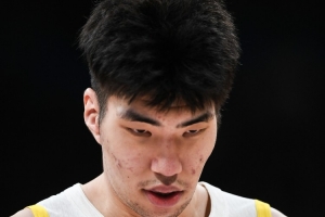 解说：如果国家队中锋位置人手足够的话 支持余嘉豪勇敢请假