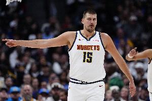 太强了！约基奇接球晃动挂着防守跳投打成2+1