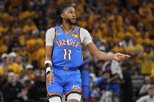 不压时间被惩罚！湖人抢攻不中 亚历山大反击背传助乔进压哨三分