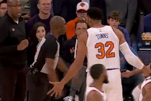 心态略崩？魔术反击时唐斯无球推倒艾萨克 裁判直接吹罚进攻犯规