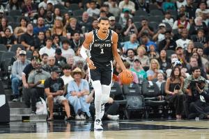 无解命题！文班亚马面对追梦翻身后仰漂移跳投稳稳命中