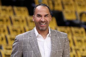 阿里纳斯：哈里森没必要遮遮掩掩了 不如明天就亮明卧底身份