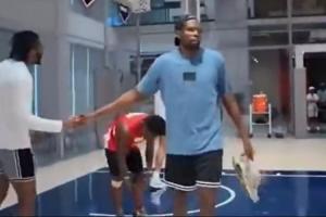 节目效果炸裂杜兰特嫌Speed打球太菜 比赛中直接脱鞋跑路