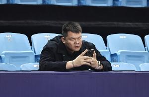 朱芳雨：我在场边玩手机 其实是关注在其他队的强强对话