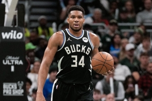 略显沉寂！字母哥首节2中1仅得3分3板2失误 球队落后12分