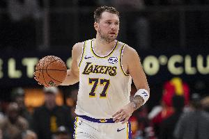 手感柔和！东契奇单打库兹马罚球线附近抛投2+1