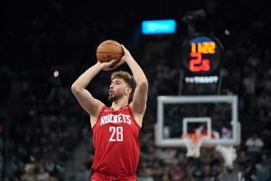 4中3后连续7投不中！申京上半场11中3得到8分3助2失误 正负值-11