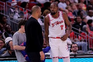 杜兰特谈关键进球：比赛最后时刻我要平衡好传球还是自己打