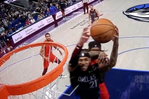 精妙传球！布威突破助攻加福德跟进暴扣打成2+1