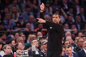 看着球先碰板了！哈登反击欧洲步造干扰球 绿军挑战成功进球无效