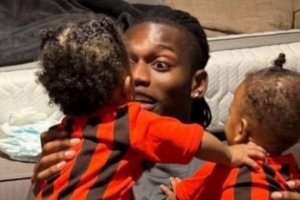 米体：莱奥带着两个儿子飞往意大利，他们将现场观看米兰德比大战