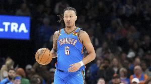 有点离谱！杰林·威廉姆斯发边线球 直接扔给大对角替补席