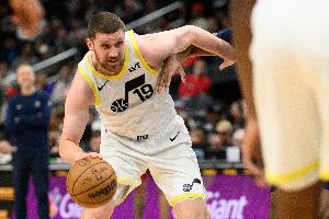 外线有谱！米哈伊柳克侧翼接球 空位三分稳稳命中