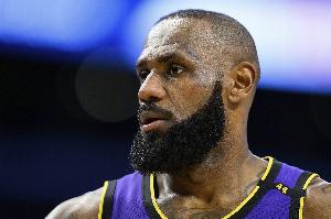 来了！詹姆斯三分命中得到赛季首分 同时生涯三分数追平雷吉-米勒